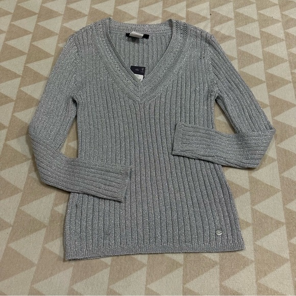 Tommy Hilfiger
Women's Metallic Ribbed V-Neck Sweater - Picture 3 of 4